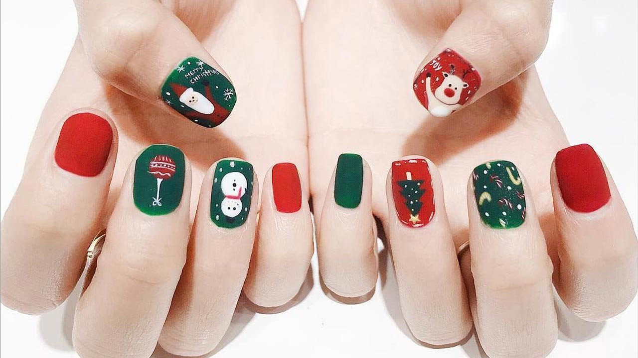 Mẫu nail Noel mang “vibe” mùa lễ hội