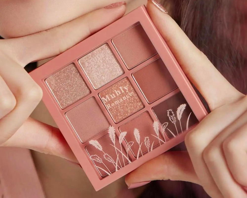 Etude House là thương hiệu bình dân với đa dạng sản phẩm trang điểm, chăm sóc da mặt
