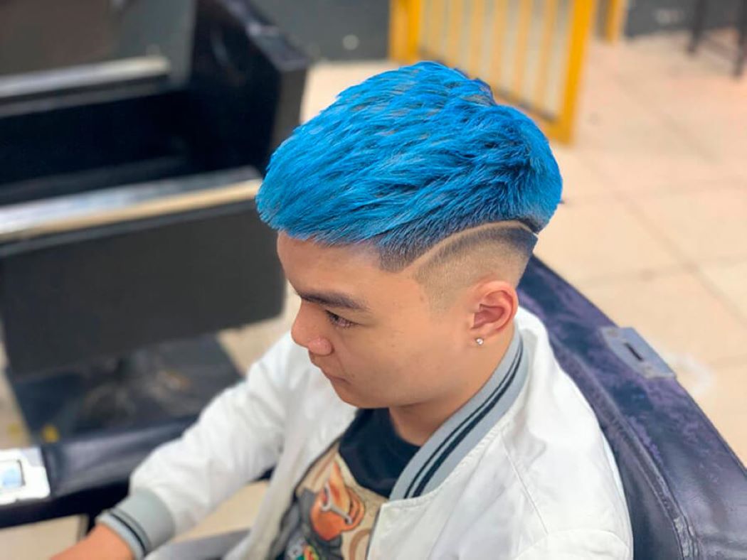 Mohican chéo độc lạ khi được nhuộm màu xanh hot trend
