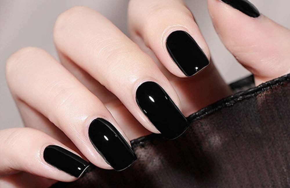 Mẫu nail đen ngòm bóng giản dị và đơn giản, tinh xảo 