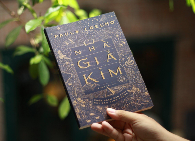 Review Sách Nhà Giả Kim: Huyền thoại hay chỉ là “gã hề trên sân khấu”?