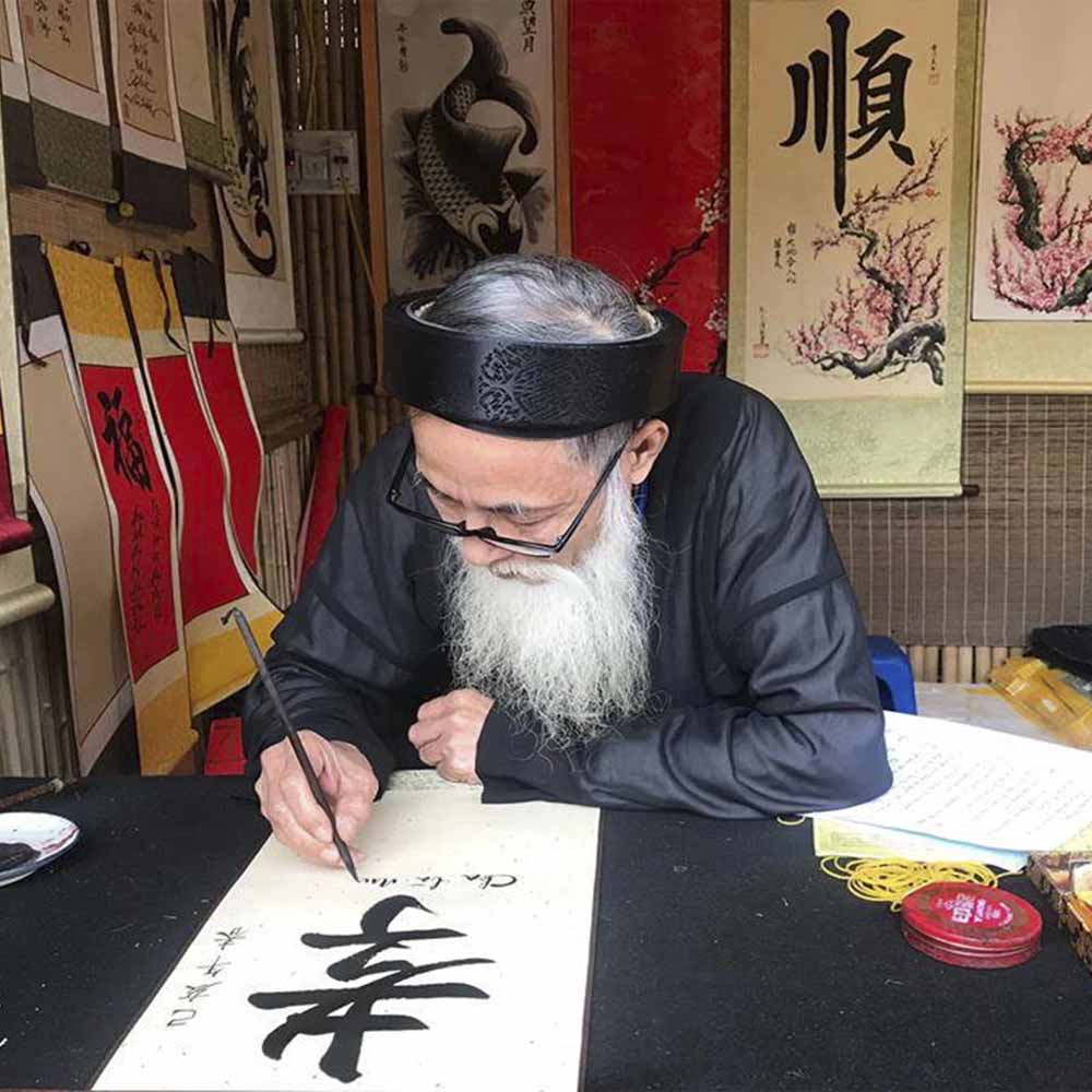 Ông đồ nhẹ nhàng khai bút đón xuân sang