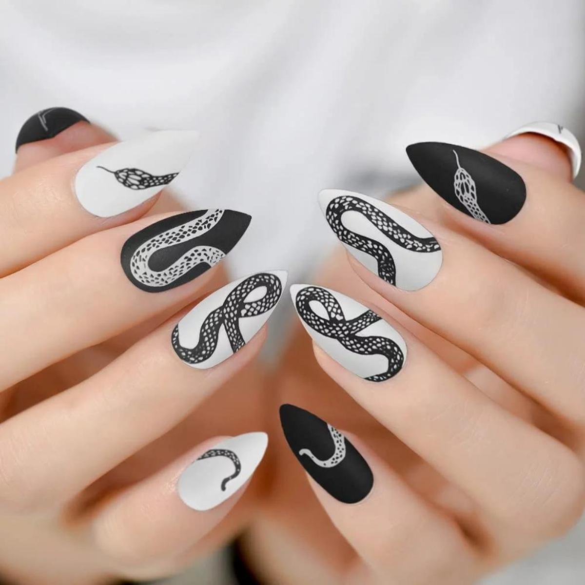 Họa tiết White bên trên nền nail black color 