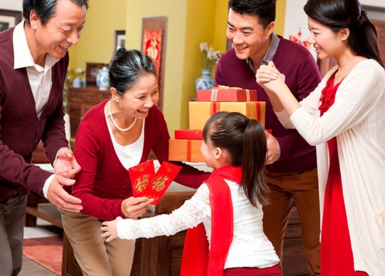 Tết nên tặng quà gì cho bố mẹ? 21 món quà Tết biếu bố mẹ, ý nghĩa nhất 2023