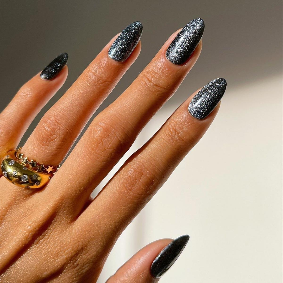 Mẫu nail black color kết phù hợp với kim tuyến White 