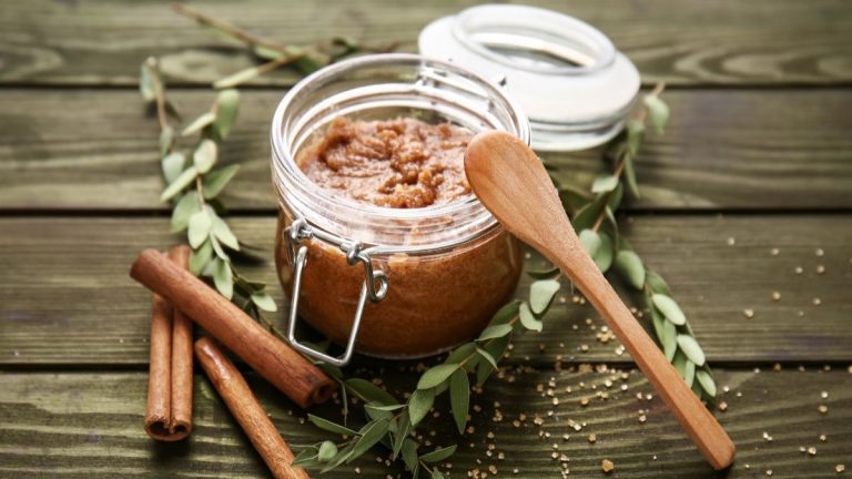 Top 6 sản phẩm tẩy da chết body giúp da trắng mịn bật tông