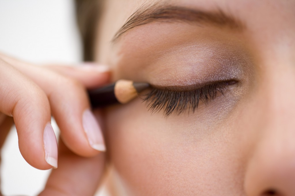 Kẻ mắt eyeliner bằng chì dễ dàng cho người mới