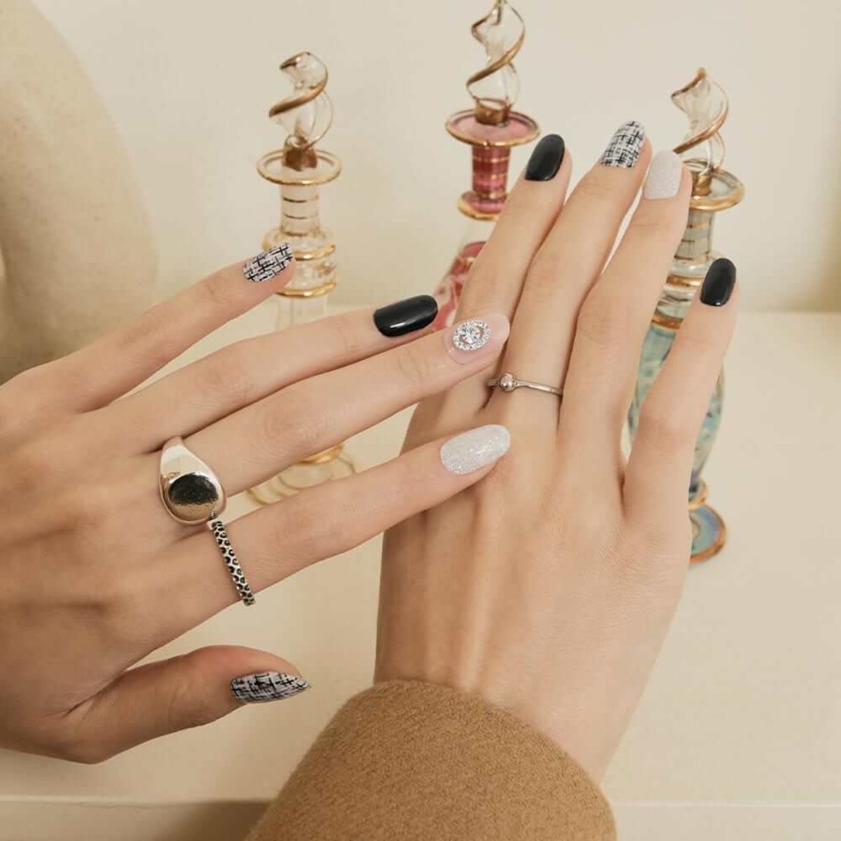 Nail đen phối nail trắng nhũ