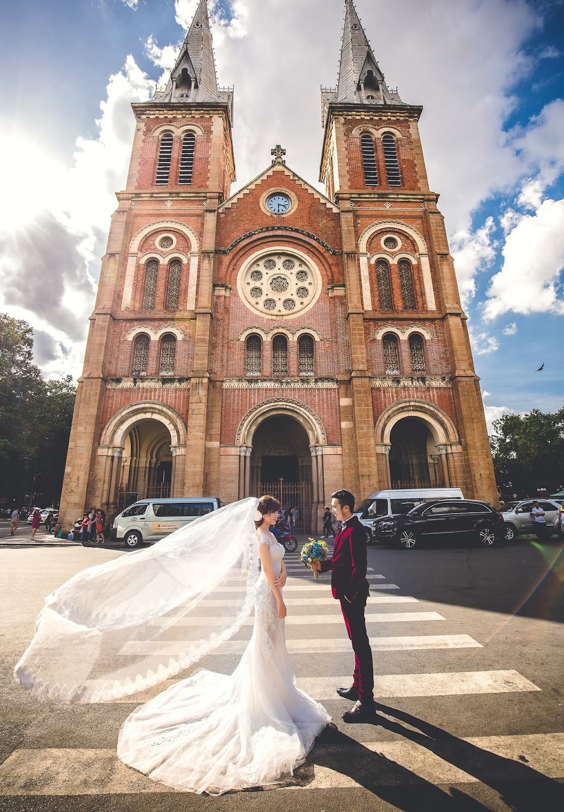 Đặc sắc hơn với bộ ảnh cưới được chụp tại Nhà thờ Đức Bà 