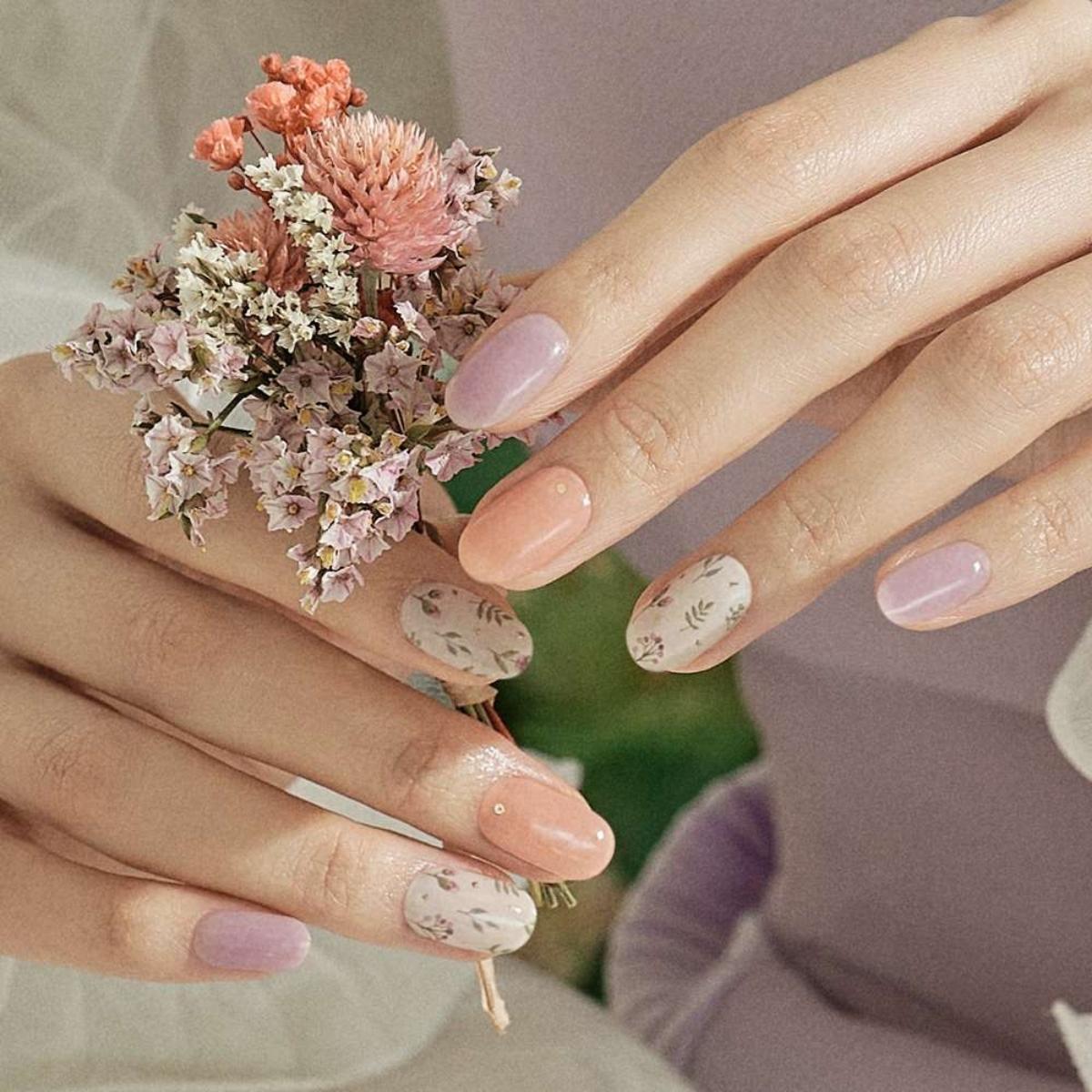 Nail hoa lá phối màu pastel