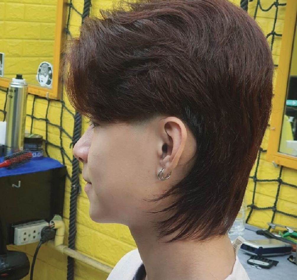 Vẫn giữ được nét nam tính và mạnh mẽ khi để kiểu tóc mohican chéo có gáy