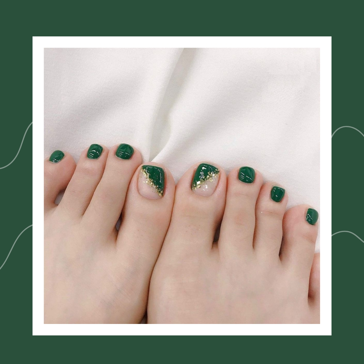 Mẫu nail xanh rêu mix nhũ vàng