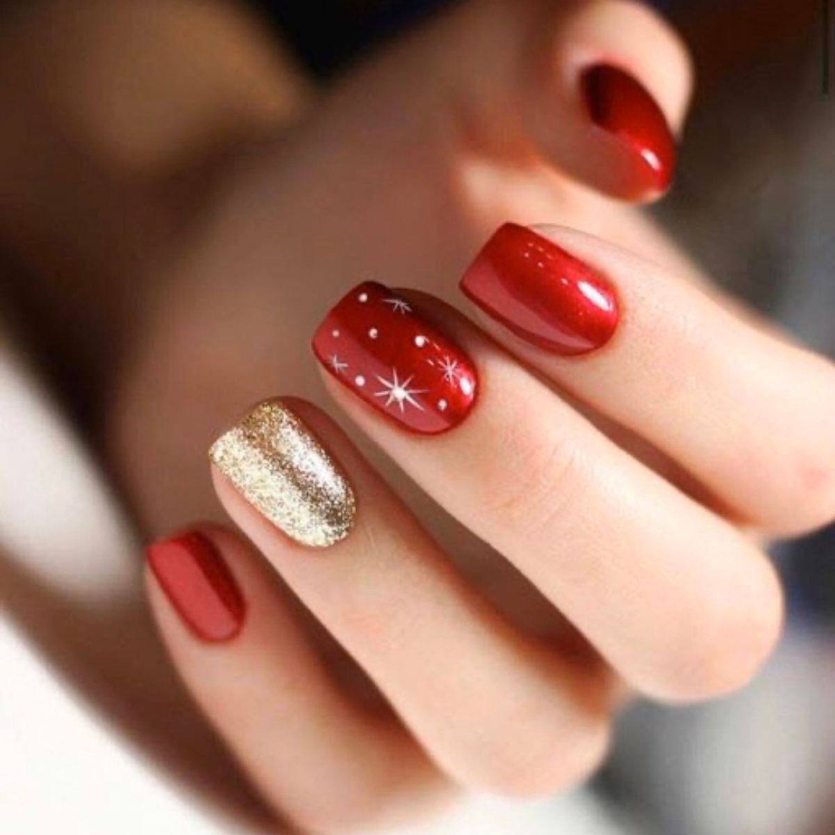 Nail đỏ tươi phối nhũ vàng