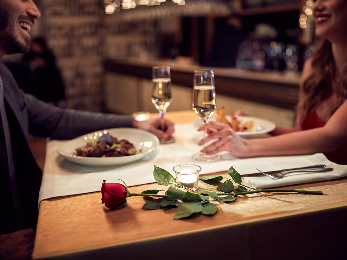 Buổi ăn tối lãng mạn là món quà Valentine vô cùng ý nghĩa