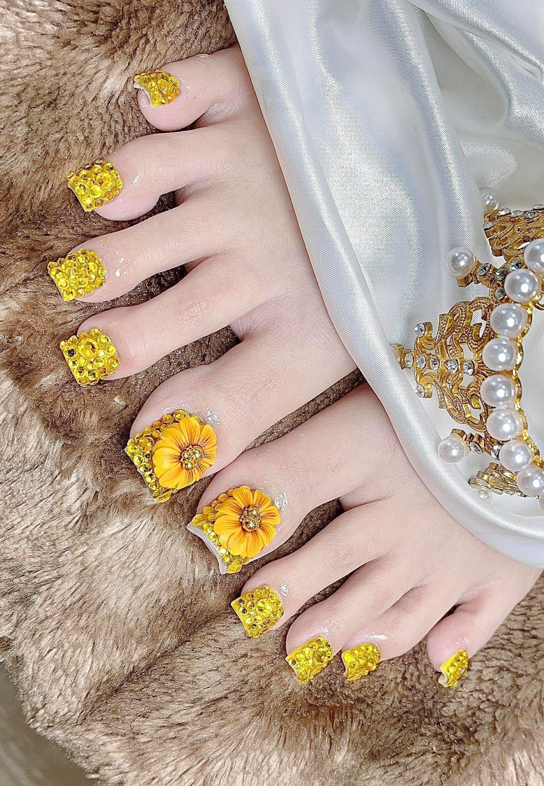 Nail chân gold color đính kèm đá xa hoa 