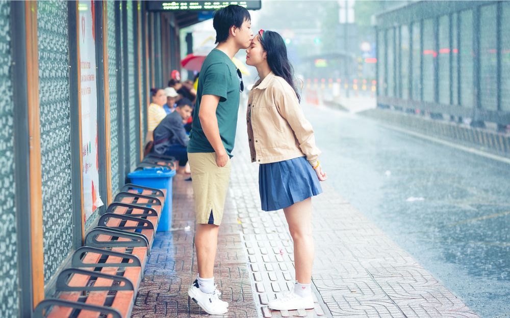 Chụp ảnh couple tại Bến xe buýt Hàm Nghi