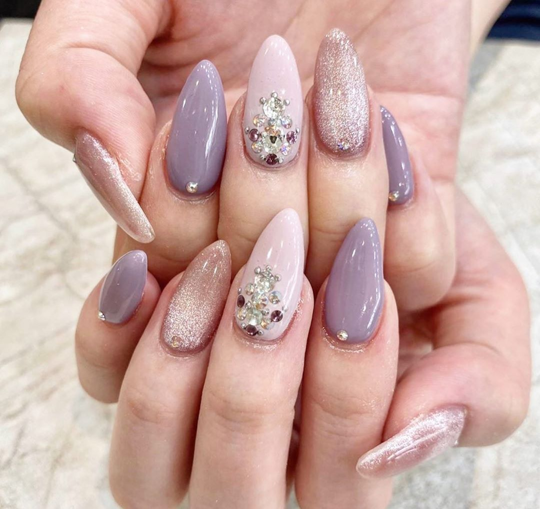 Sự phối hợp nhịp nhàng giữa kiểu nail mắt mèo thông thường và đính đá 