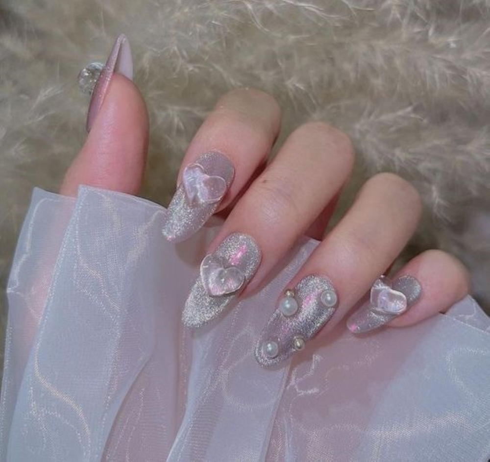 Mẫu nail mắt mèo kim cương đính đá hình trái tim