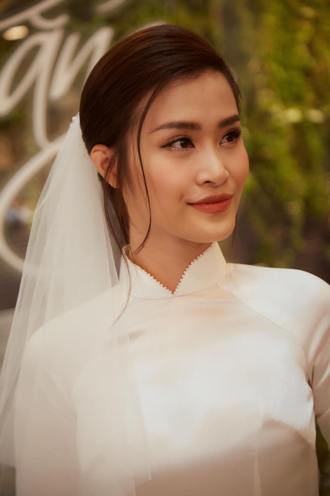Cô dâu Đông Nhi xinh xẻo vô cỗ áo lâu năm Trắng