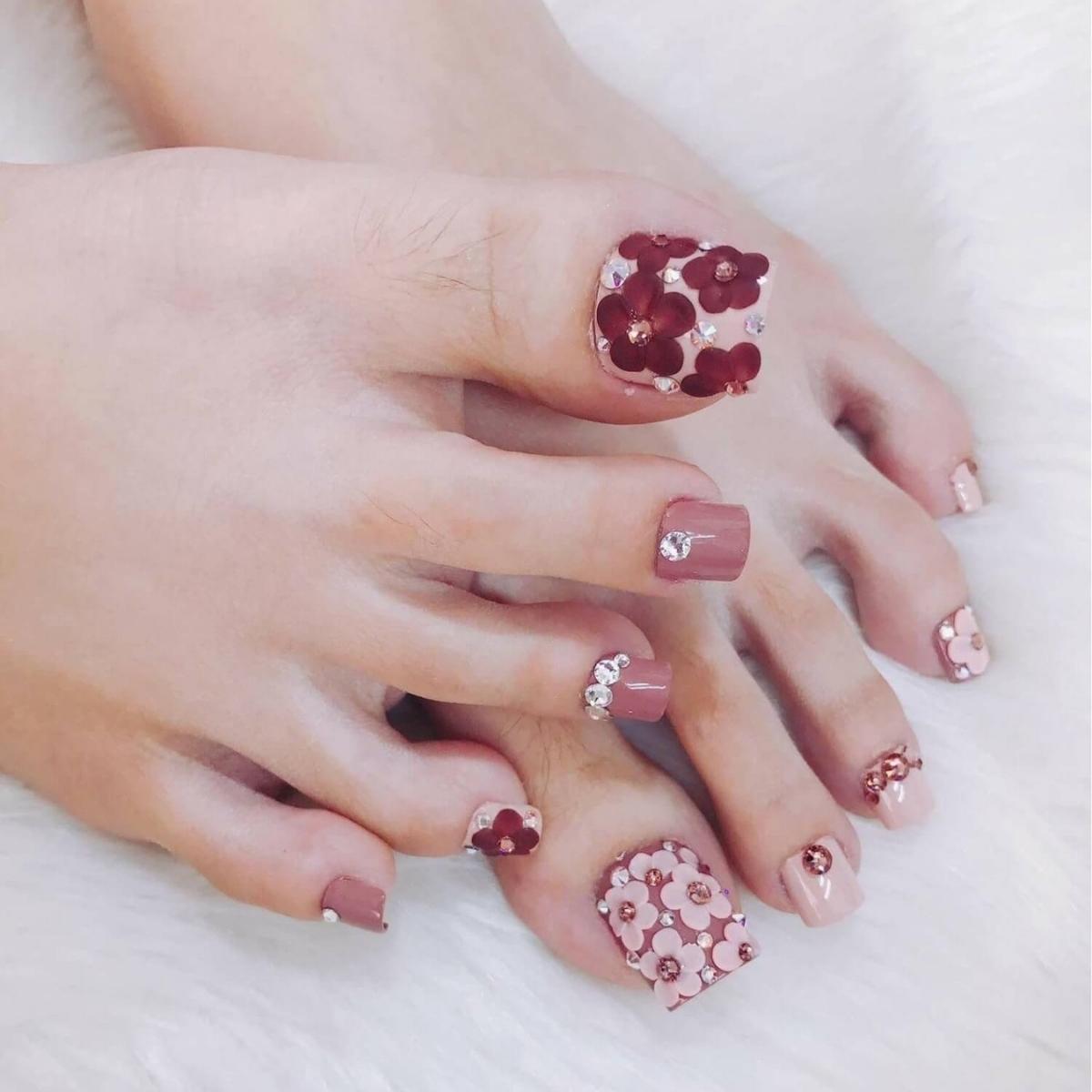 Nail chân color hồng nhạt nhẽo đính kèm đá hình hoa đáng yêu 