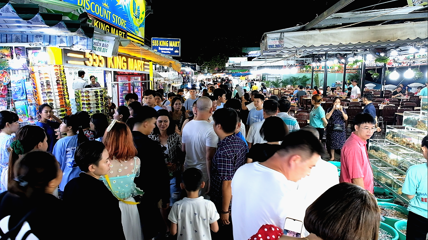 Chợ đêm Phú Quốc đông đúc khách du lịch sau 20h00 
