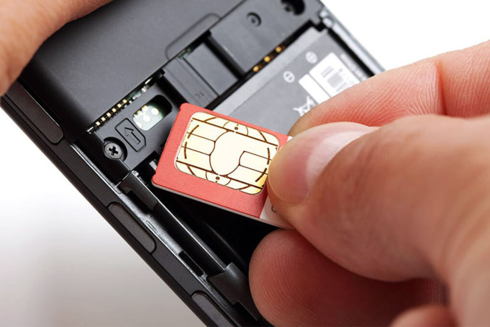 Tháo và lắp lại SIM trên điện thoại