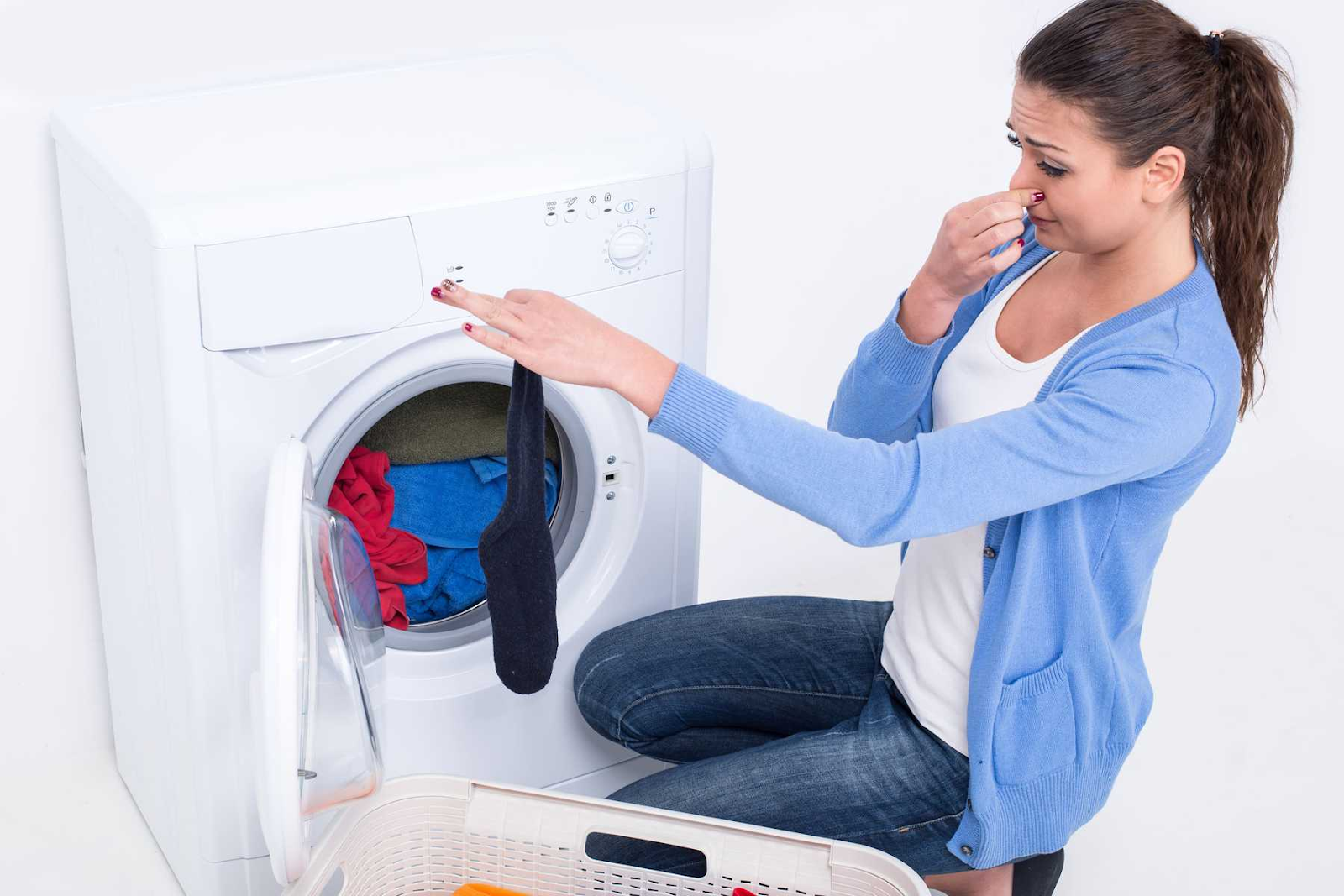 Để đồ trong máy quá lâu sau khi giặt sẽ khiến quần áo bốc mùi khó chịu