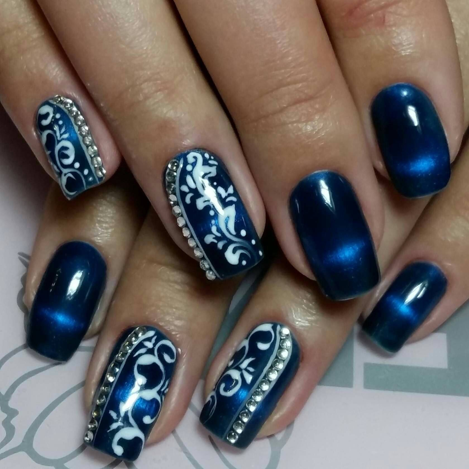 Mẫu nail mắt mèo xanh dương đậm có hoạ tiết hoa văn