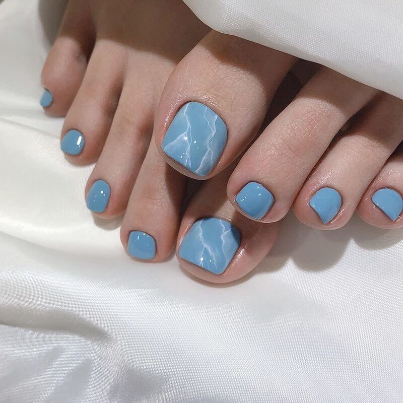 Mẫu nail màu xanh da trời giúp sáng da