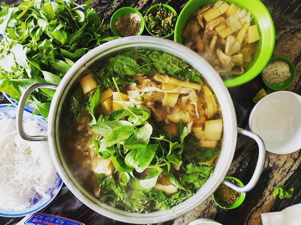 Lẩu gà lá é chua cay hấp dẫn