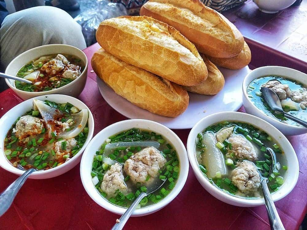 Bánh mì xíu mại vừa ngon, vừa rẻ