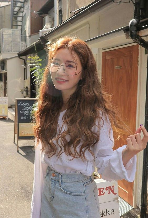 Vẻ đẹp nhất và ngọt ngào của chúng ta phái nữ nhằm tóc nhiều năm uốn nắn xù mì