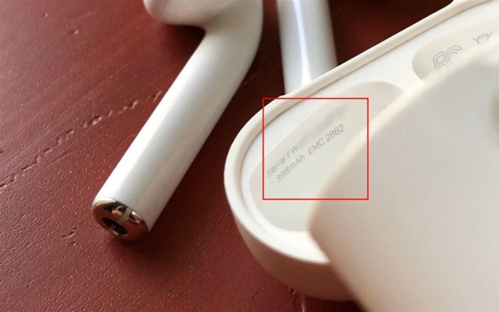 Xem số sê-ri AirPods Pro trên kén sạc