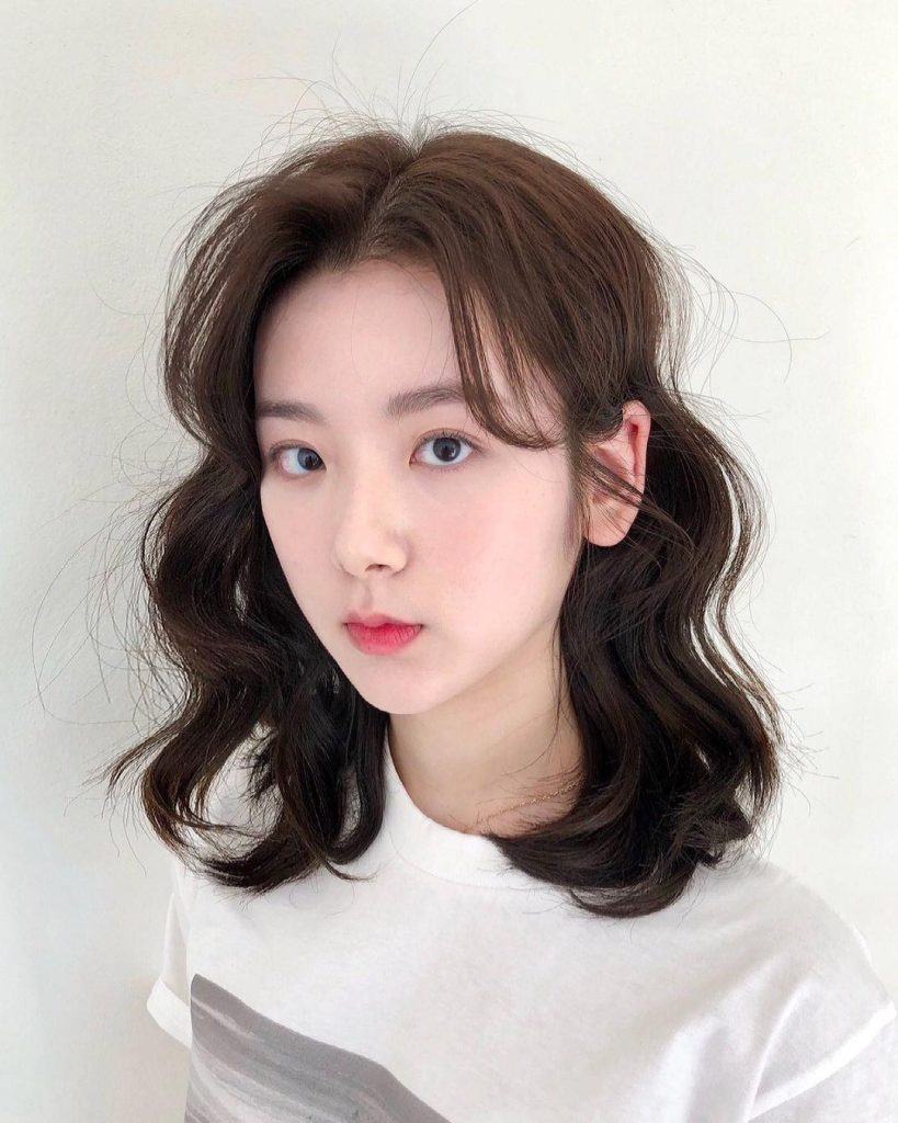 Phong cách tóc xoăn sóng lơi ngang vai này được bắt nguồn từ Hàn Quốc