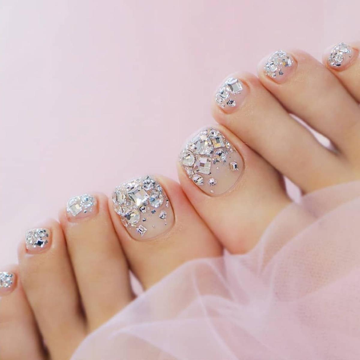 Nail chân đính đá trẻ trung