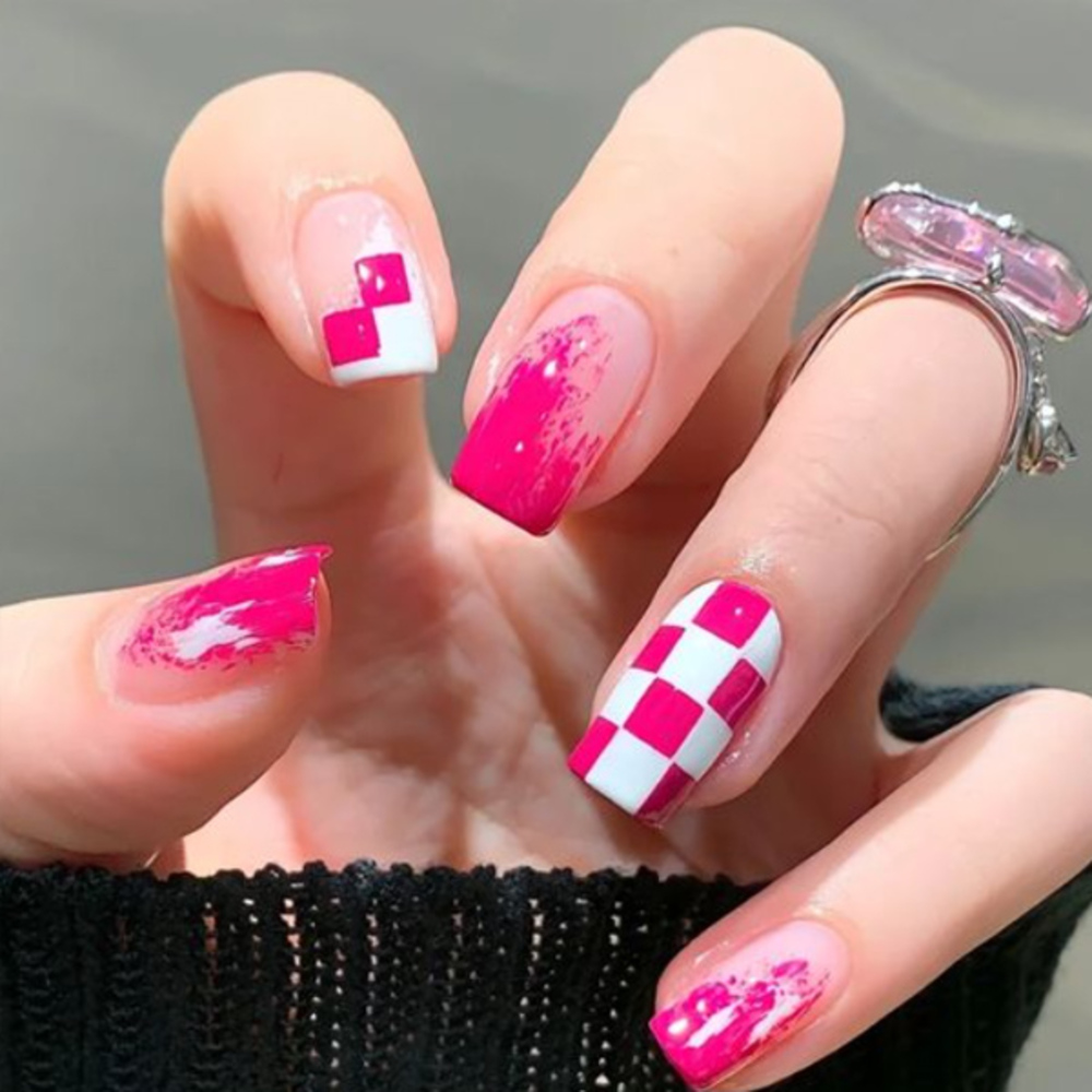 Nail trắng hồng caro