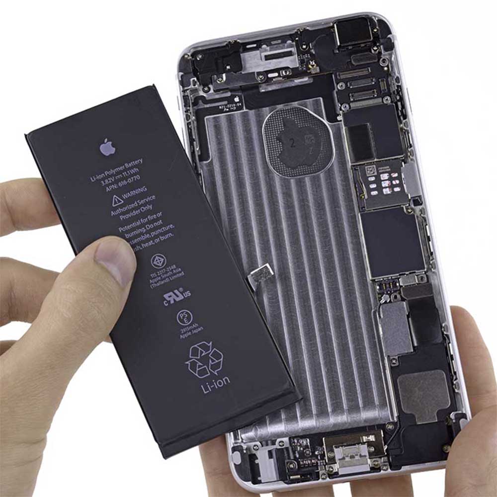 Thay pin mới để sửa lỗi điện thoại sạc không vào pin