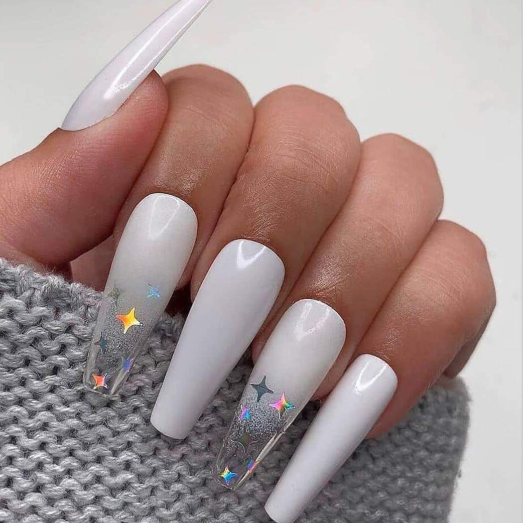 Mẫu nail màu trắng nhẹ nhàng kết hợp đính ngôi sao