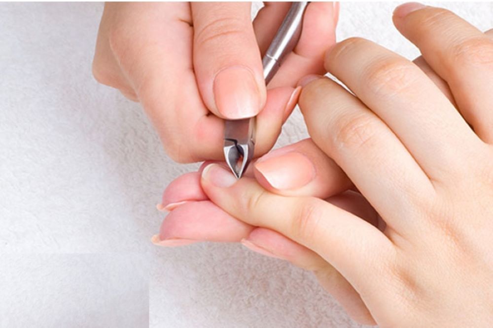 Cắt phần da thừa xung quanh móng sẽ tạo ra một bộ nail hoàn hảo hơn