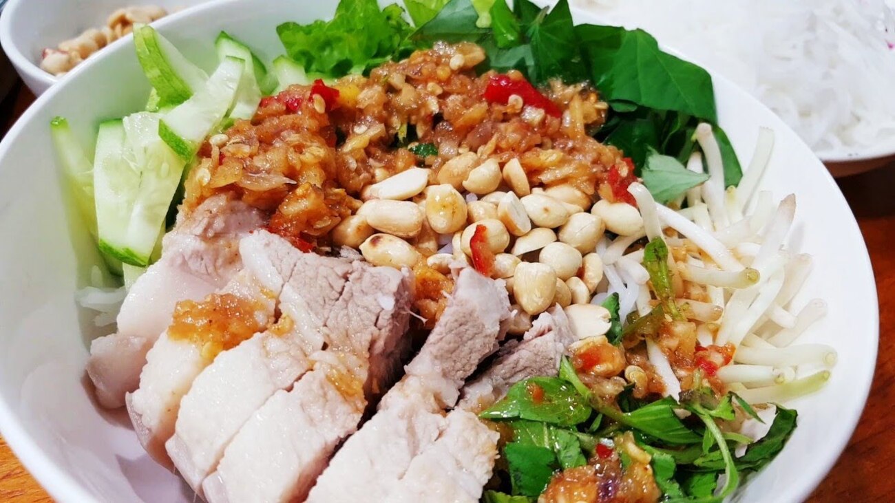 Bún mắm nêm là món không thể bỏ qua khi tới Đà Lạt