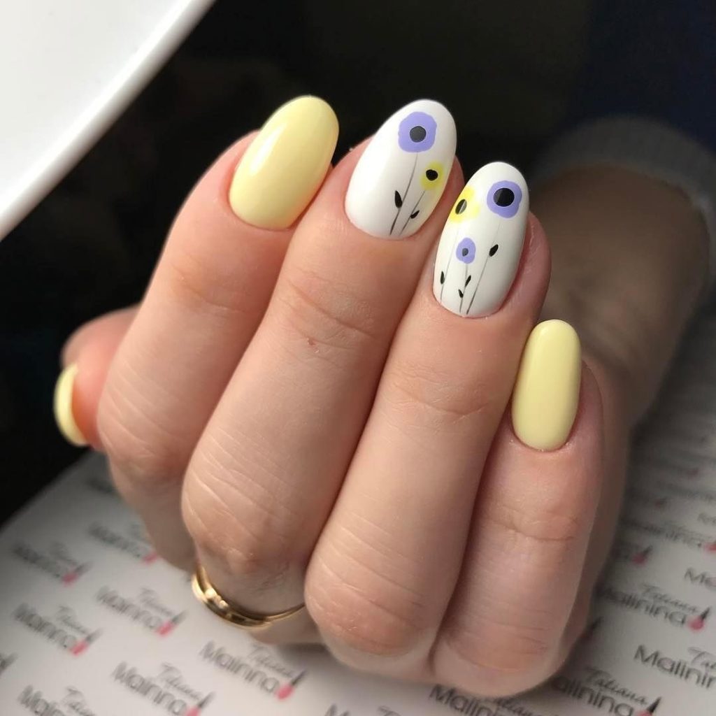 Mẫu nail vẽ hoa ấn tượng dành cho móng oval (Nguồn: Internet)