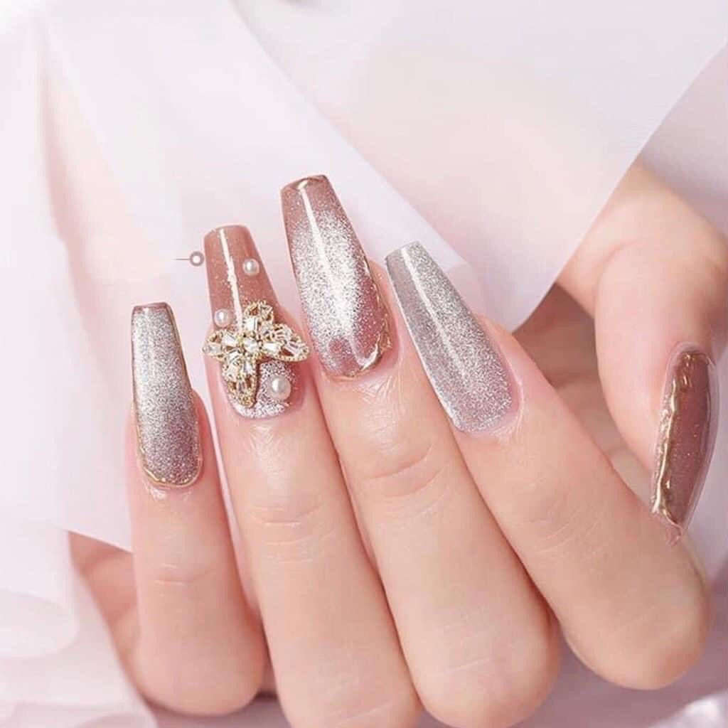 Mẫu nail mắt mèo kim cương đính charm bướm 