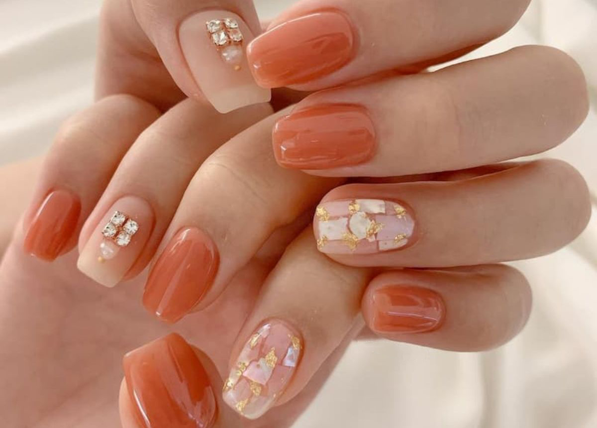 Kiểu nail hồng cam đính đá sang trọng