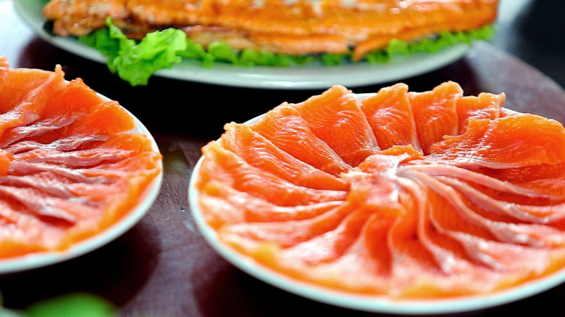 Thưởng thức cá hồi tươi sống khi đến Sabah