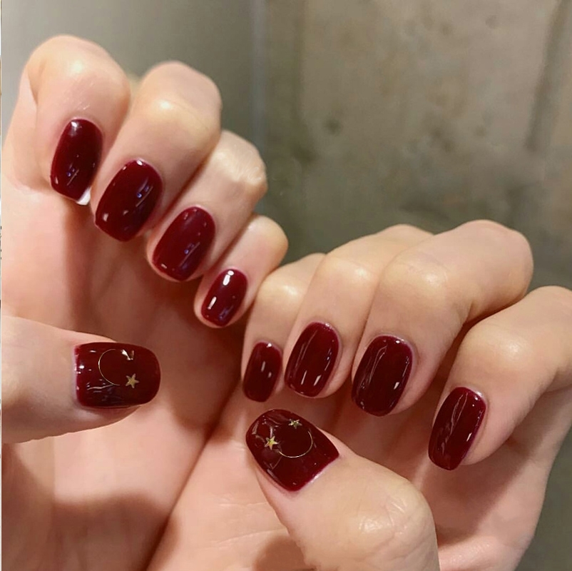 Mẫu nail màu đỏ tươi