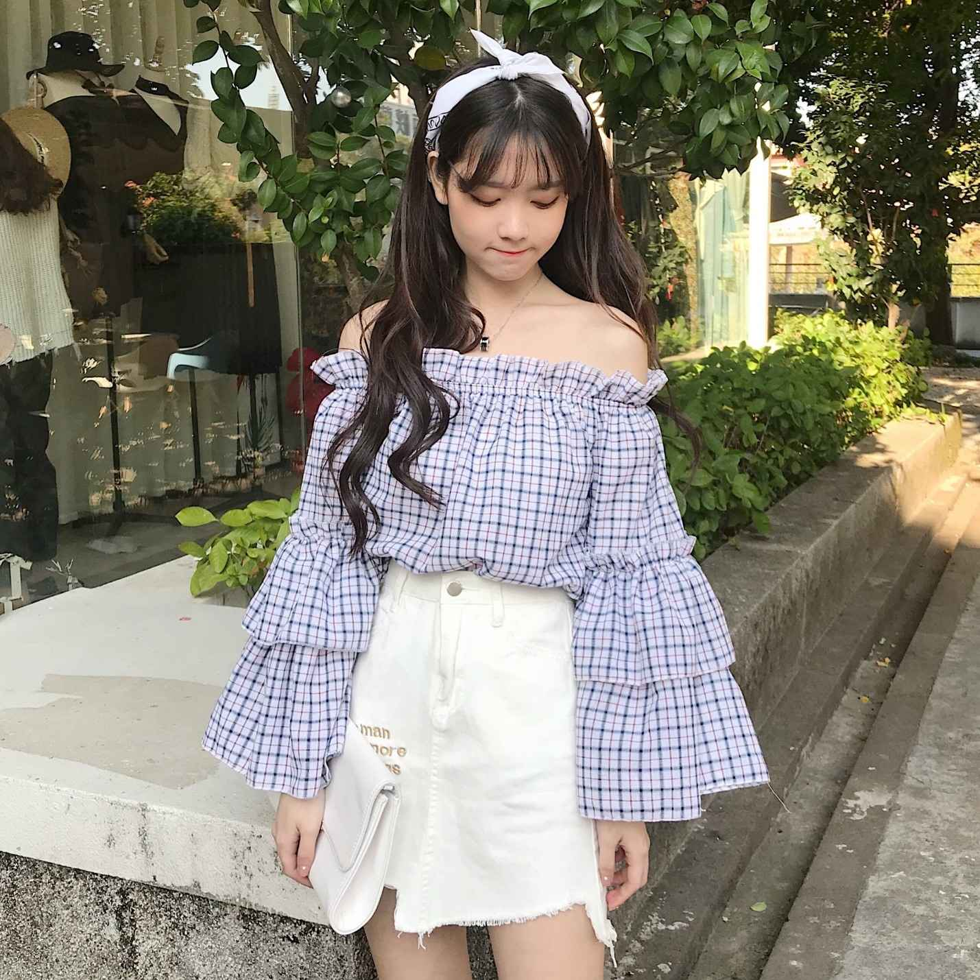 Mix chân váy chữ A cùng áo trễ vai tạo outfit quyến rũ