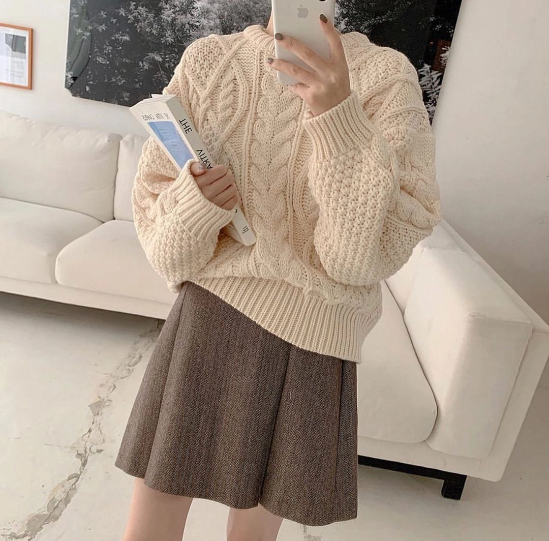Váy ngắn ngủi phối hợp với áo len