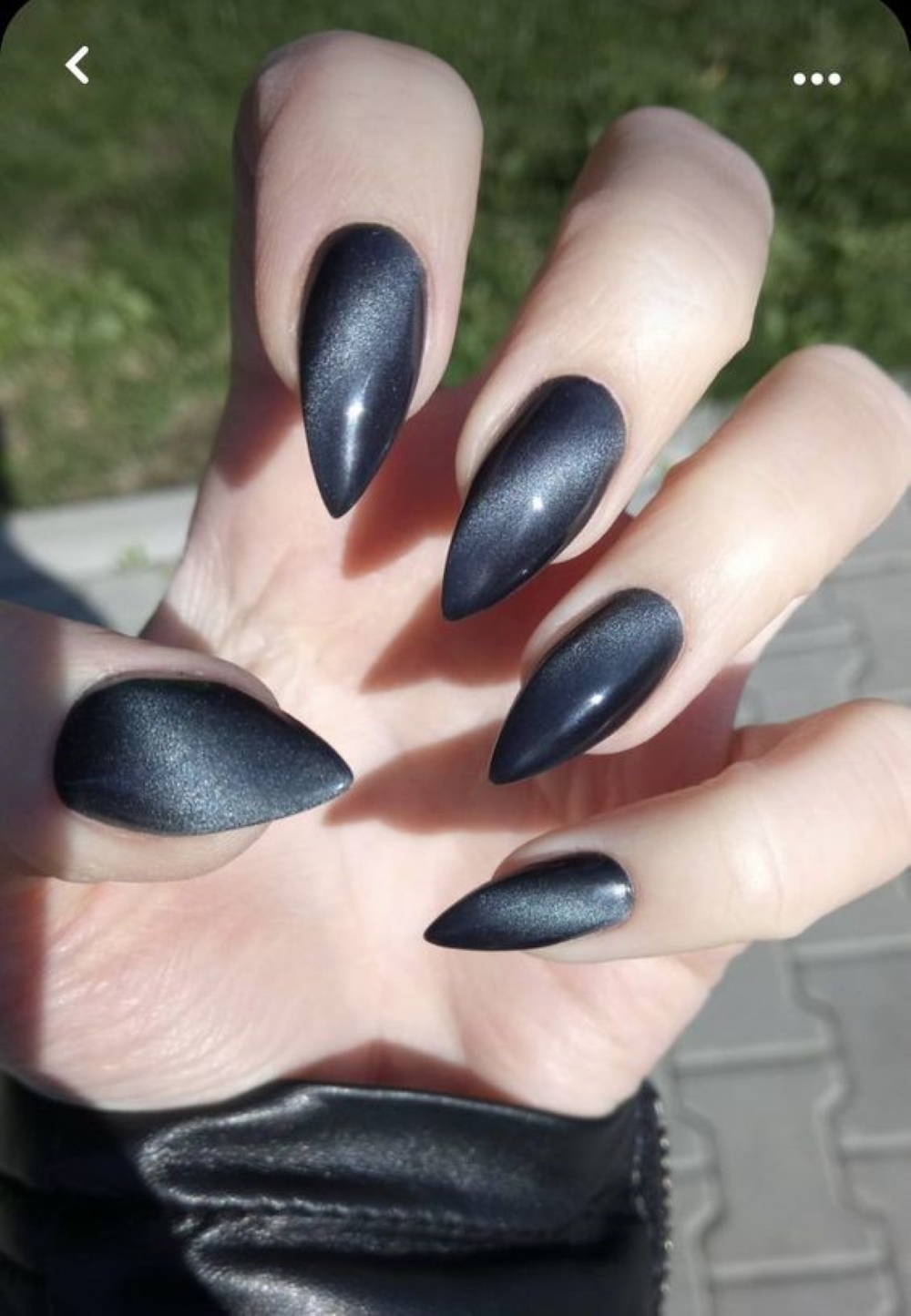 Mẫu nail box mắt mèo màu đen dũa móng nhọn