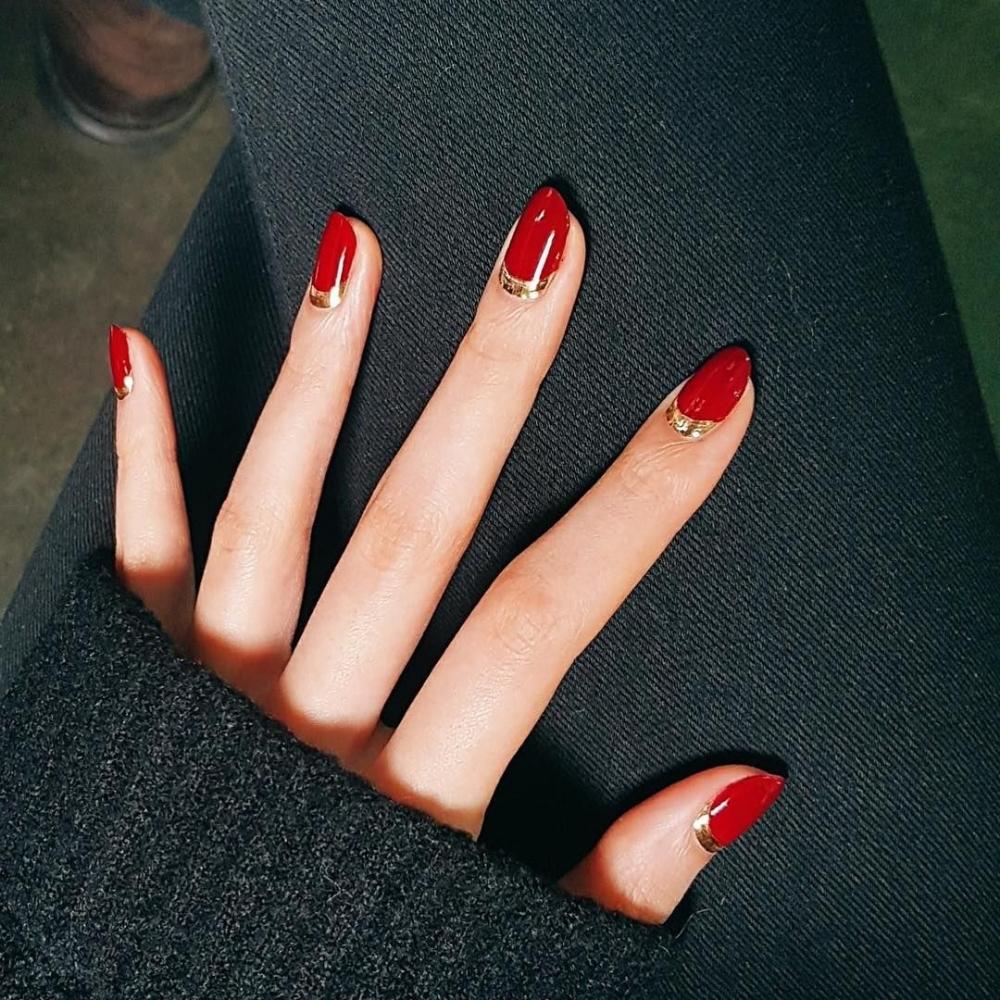 Sang trọng nhân đôi cùng nail đỏ vàng