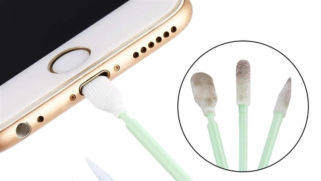 Vệ sinh cổng sạc để sửa lỗi điện thoại sạc không vào pin